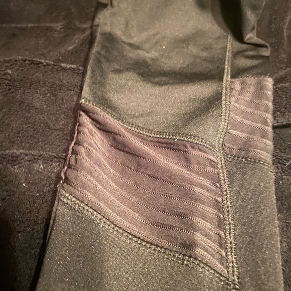 Active leggings these are black and color two pockets - Picture 4 of 6